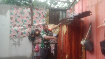 Babinsa Desa Popo Sigap Turun Tangan, Lima Rumah Warga Rusak Diterjang Angin Kencang