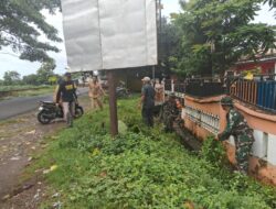 Koramil Mapsu Gandeng Warga Bersihkan Selokan dan Bahu Jalan di Patani
