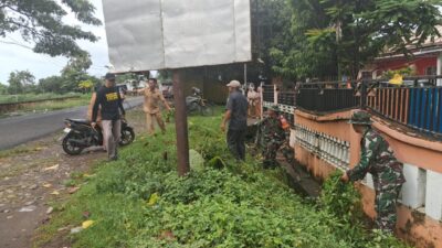 Koramil Mapsu Gandeng Warga Bersihkan Selokan dan Bahu Jalan di Patani