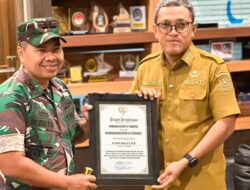 Bupati Jeneponto Terima Penghargaan dari Komandan Yonif 141/Toddopuli atas Dedikasi Kesejahteraan Rakyat