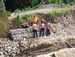 Brimob Polda Sulsel Bangun Jembatan Darurat di Barru, Akses Warga Kembali Terhubung