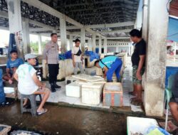 Bhabinkamtibmas Banggae Sambangi Pedagang Ikan, Perkuat Kamtibmas di Pasar Rakyat Tepo