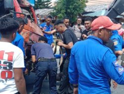 Baru Terima SK PPPK, Damkar Polman Langsung Evakuasi Truk 8 Ton yang Hantam Tiang Listrik dan Rumah