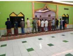 Tingkatkan Keimanan dan Kedekatan dengan Warga, Personel Koramil 1426-01/Polut Safari Sholat Subuh di Tiga Masjid