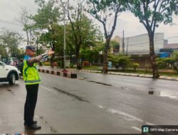 Sat Lantas Polres Takalar Siaga di Jalan Protokol Meski Diguyur Hujan Sejak Pagi