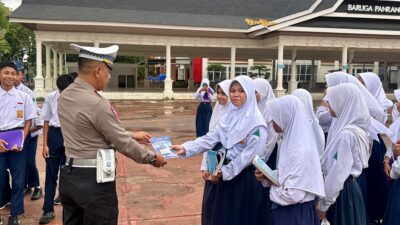 Sat Lantas Polres Takalar Tanamkan Kesadaran Tertib Lalu Lintas Sejak Dini kepada Pelajar SMP