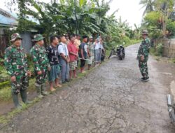 Koramil Galesong Bangkitkan Semangat Gotong Royong, Warga Bersihkan Jalan Poros Bontokassi
