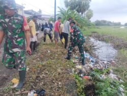 Koramil Galesong dan Warga Kompak Bersihkan Lingkungan, Saluran Air Hingga Bahu Jalan