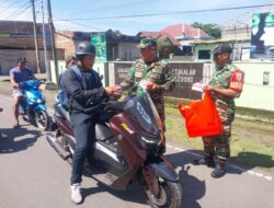 Jumat Berkah, Koramil Galesong Berbagi Snack untuk Pengguna Jalan