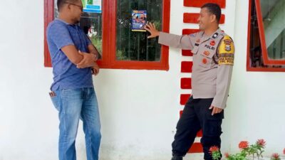 Bhabinkamtibmas Su’rulangi Edukasi Warga soal Layanan Darurat Polisi 110 di Kantor Desa