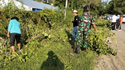 Danramil Pattallassang Turun Langsung, TNI dan Warga Sabintang Gotong Royong Bersihkan Drainase