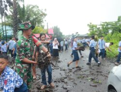 Kerja Bakti Bersama Siswa SMP, Koramil Polut Ajarkan Pentingnya Menjaga Kebersihan Lingkungan