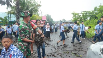 Kerja Bakti Bersama Siswa SMP, Koramil Polut Ajarkan Pentingnya Menjaga Kebersihan Lingkungan