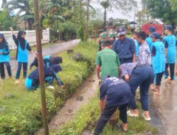 TNI dan Pelajar Bersatu, Lingkungan Bontokadatto Dibersihkan Meski Diguyur Hujan
