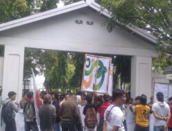 Aksi Demo Terkait Kartu KIS di Kantor Bupati Jeneponto Berlangsung Aman, Polisi Lakukan Pengamanan Ketat