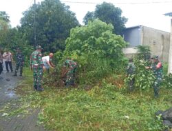 Koramil Galut dan Warga Sawakung Beba Gotong Royong Bersihkan Jalan, Cegah Banjir Saat Musim Hujan