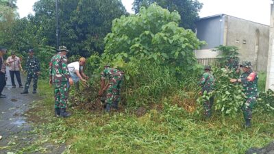 Koramil Galut dan Warga Sawakung Beba Gotong Royong Bersihkan Jalan, Cegah Banjir Saat Musim Hujan