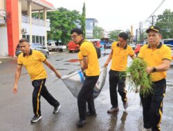 Semarakkan HUT ke-66 Takalar, Polres Takalar dan TNI Gotong Royong Bersihkan Pasar Sentral