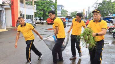 Semarakkan HUT ke-66 Takalar, Polres Takalar dan TNI Gotong Royong Bersihkan Pasar Sentral