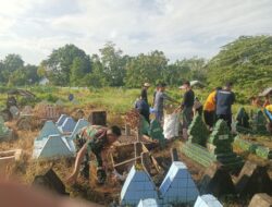 Wujud Nyata Gotong Royong di Takalar, Babinsa Galesong Gerakkan Warga Bersihkan Pekuburan Islam