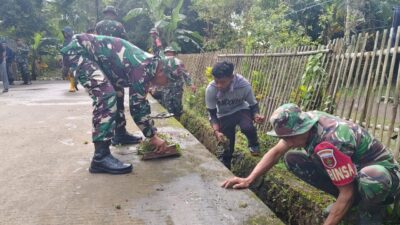 Koramil Galesong Turun Langsung, Warga Kalebentang Gotong Royong Bersihkan Lingkungan
