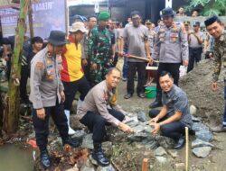 Kapolres Takalar Lakukan Peletakan Batu Pertama Pembangunan Jembatan Merah Putih Gineung Pratidina