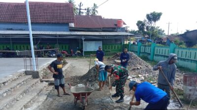 Babinsa Polut Pimpin Kerja Bakti, Masjid Syuhada Tammuloe Dipercantik Sambut Ramadhan