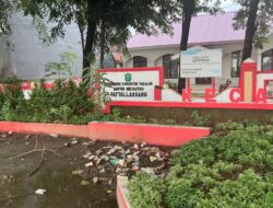 Sampah Menumpuk di Depan Kantor Camat Pattallassang, Warga Soroti Komitmen Kebersihan
