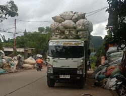 Pengusaha Rongsok Diduga Kuasai Bahu Jalan Poros Minasatene, Warga Soroti Sikap Pemerintah Kecamatan