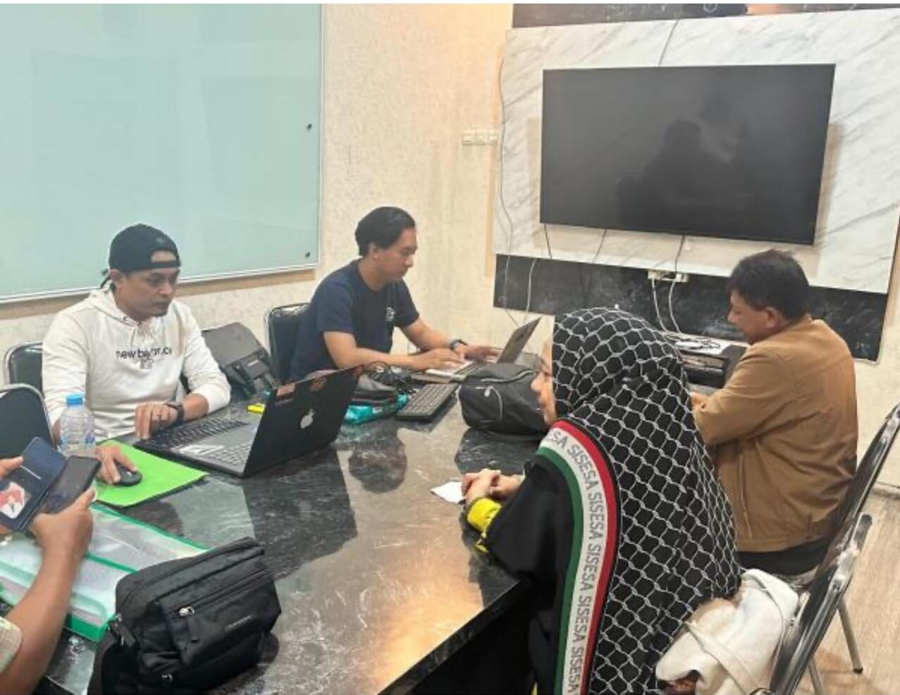 Kedua Tersangka Dugaan Penipuan dan Penggelapan Jalani Pemeriksaan Tim Unit III Tipidter Satreskrim Polres Gowa (Foto: Istimewa)