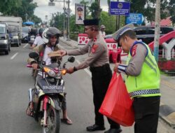 Sat Lantas Polres Takalar Berbagi Takjil dan Gaungkan Tertib Berlalu Lintas