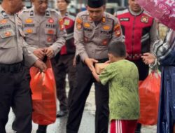 Ramadan Penuh Berkah, Sat Samapta Polres Takalar Bagi Takjil di Jalan Sudirman