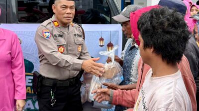 Sat Binmas Polres Takalar Tebar Takjil, Perkuat Kedekatan dengan Warga