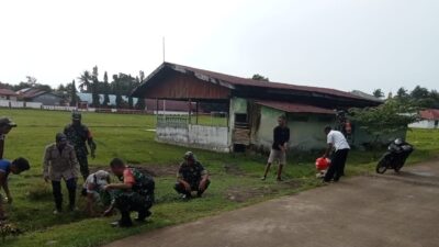 Koramil Marbo dan Warga Mangadu Gotong Royong Bersihkan Jalan, Cegah DBD dan Wujudkan Lingkungan Sehat