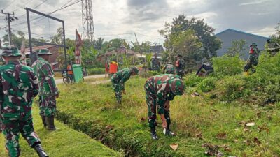 TNI dan Warga Kompak Bersihkan Saluran Air di Takalar, Wujud Nyata Gotong Royong di Desa Balangtanaya