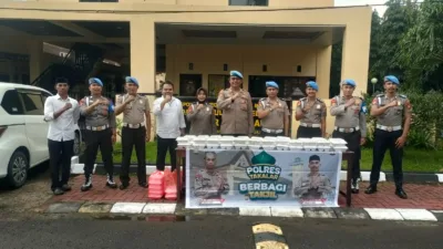 Propam Polres Takalar Berbagi Takjil, Ratusan Pengendara Nikmati Berkah Ramadan di Depan Mapolres