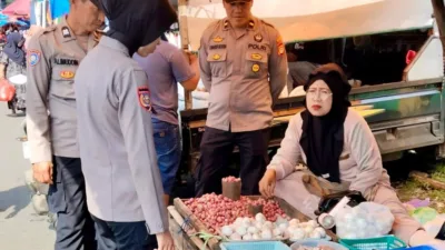 Polres Takalar Intensifkan Pemantauan Harga Sembako dan Patroli Dialogis di Pasar Pattallassang