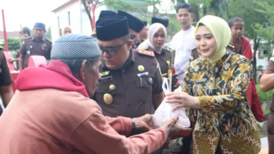 Tebar Berkah di Bulan Ramadan, Kejari Takalar dan IAD Gelar Pasar Murah hingga Bagi Takjil