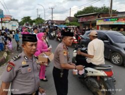 Polsek Galesong Selatan dan Bhayangkari Tebar Takjil Ramadan, Warga Sambut Antusias