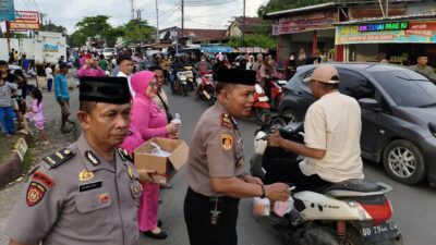 Polsek Galesong Selatan dan Bhayangkari Tebar Takjil Ramadan, Warga Sambut Antusias