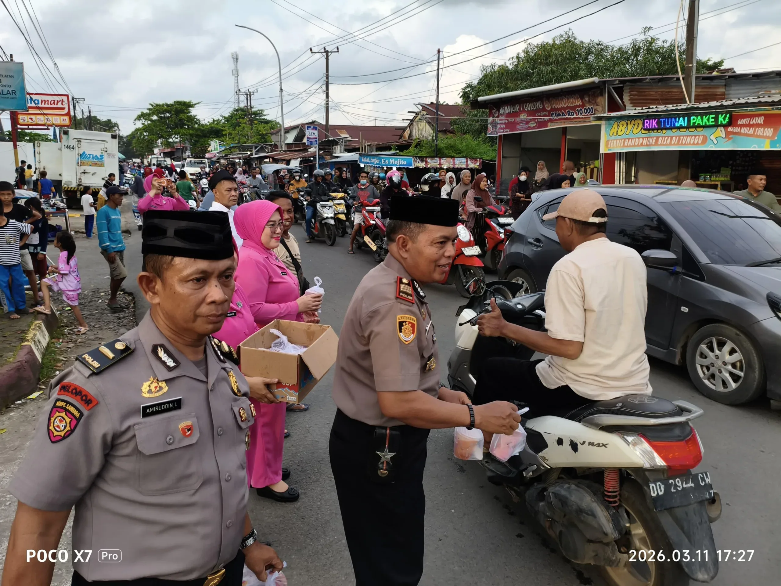 Polsek Galesong Selatan dan Bhayangkari Tebar Takjil Ramadan, Warga Sambut Antusias 1 Polsek Galesong Selatan dan Bhayangkari Tebar Takjil Ramadan, Warga Sambut Antusias