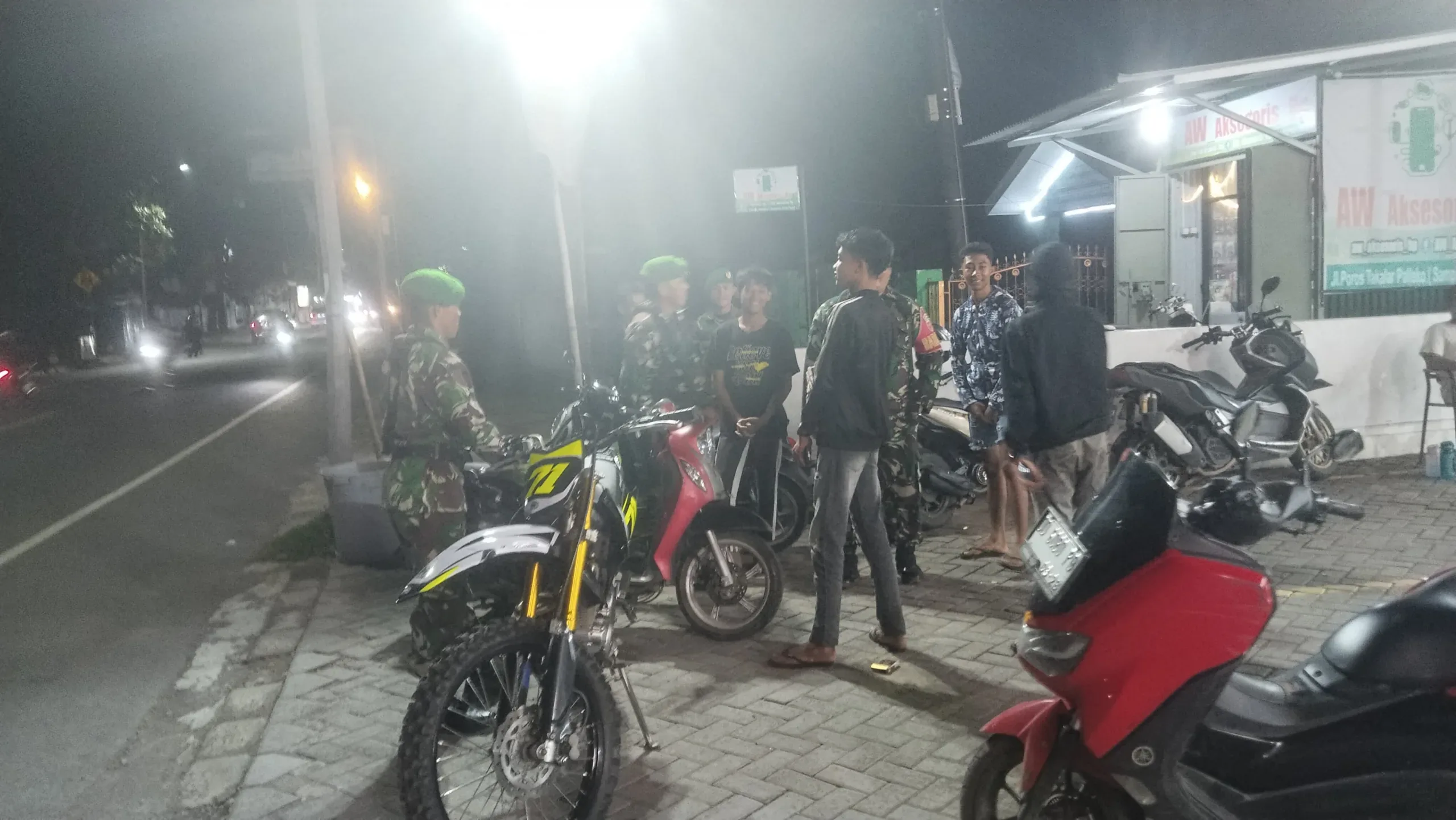 Personel Koramil Polut Gelar Patroli Bersama FKPPI, LINMAS, dan Tokoh Masyarakat 1 Personel Koramil Polut Gelar Patroli Bersama FKPPI, LINMAS, dan Tokoh Masyarakat