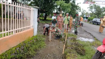 TNI dan Warga Kompak Bersihkan Lingkungan, Koramil Marbo Gelar Kerja Bakti di Pattopakang