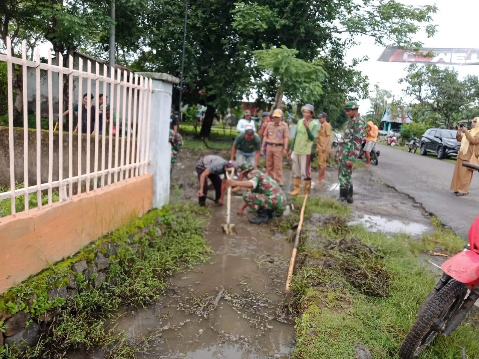 TNI dan Warga Kompak Bersihkan Lingkungan, Koramil Marbo Gelar Kerja Bakti di Pattopakang