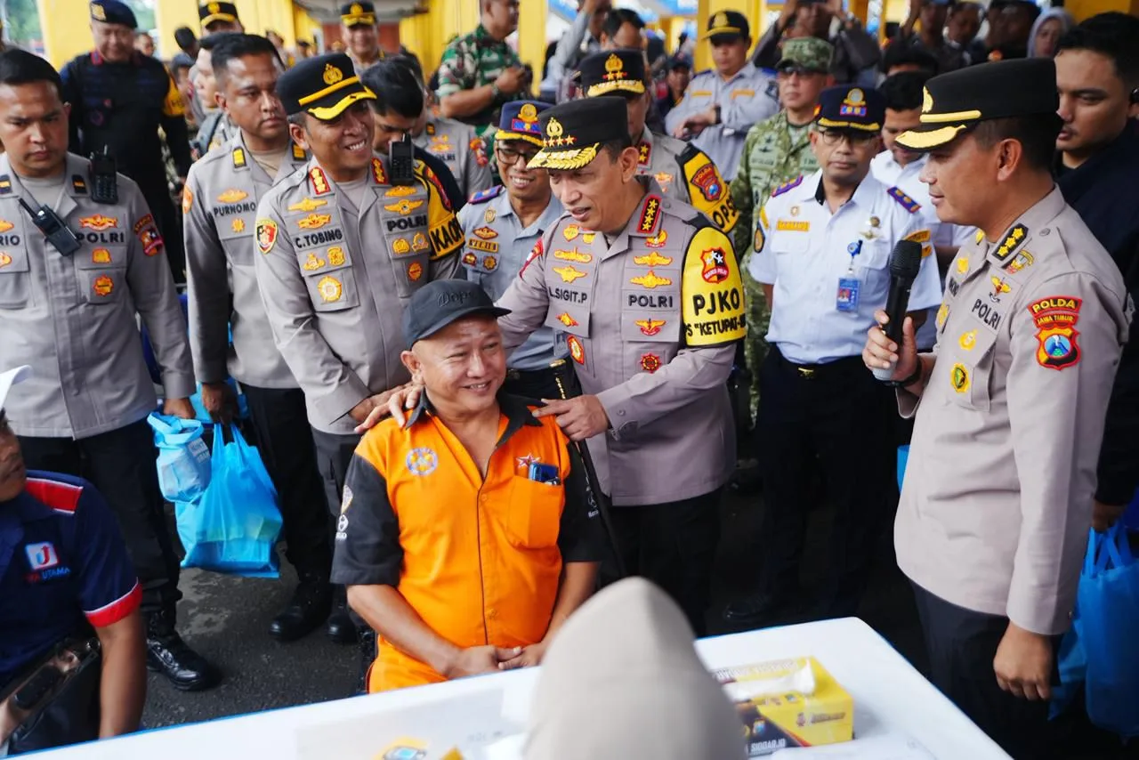Kapolri Tinjau Terminal Purabaya, Ingatkan Sopir Bus Utamakan Keselamatan Pemudik Lebaran 2026 1 Kapolri Tinjau Terminal Purabaya, Ingatkan Sopir Bus Utamakan Keselamatan Pemudik Lebaran 2026