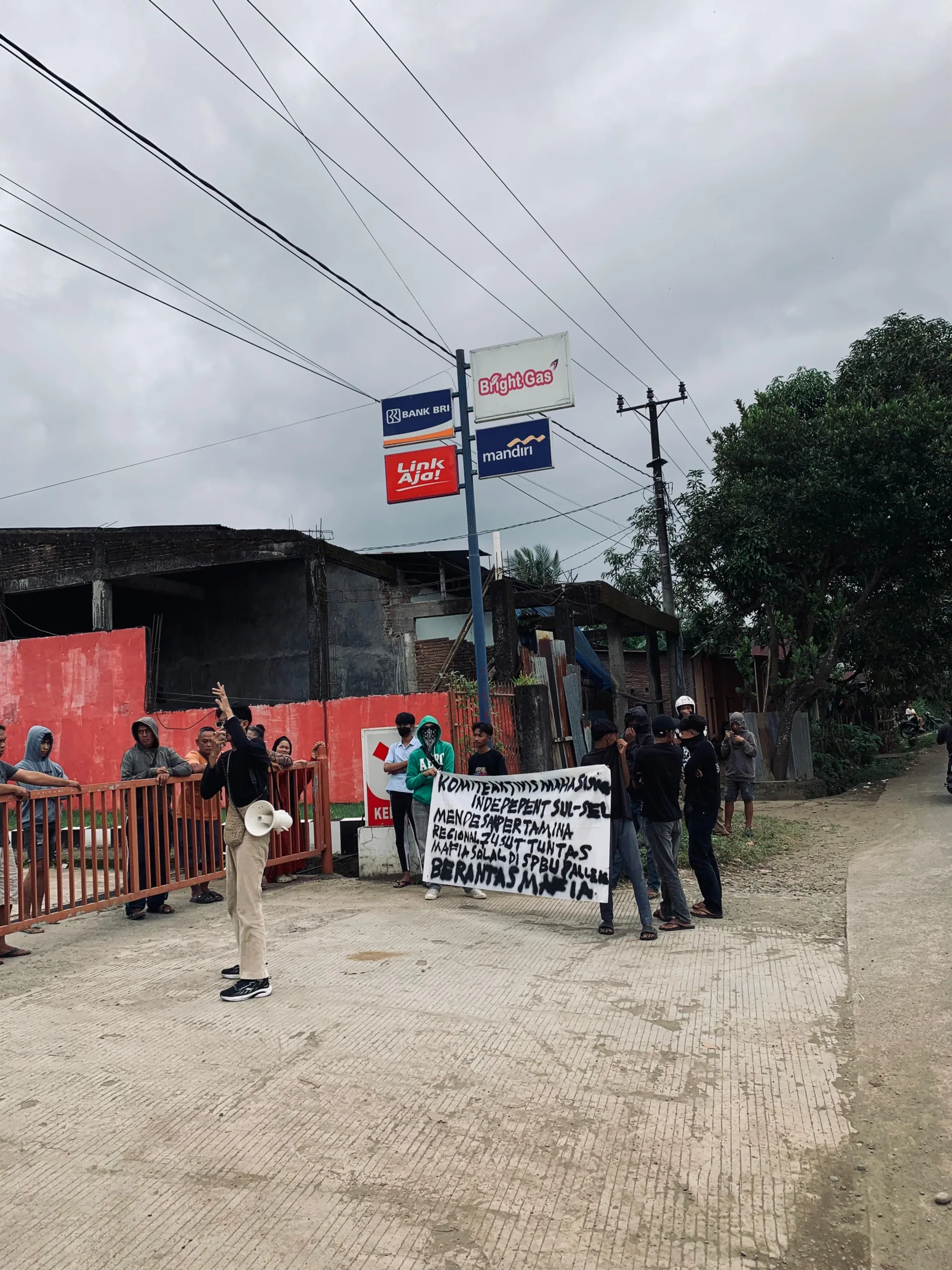 Dugaan Mafia Solar di SPBU Palleko Memanas, Warga Takalar Tuntut Pertamina dan Aparat Bertindak Tegas 1 Dugaan Mafia Solar di SPBU Palleko Memanas, Warga Takalar Tuntut Pertamina dan Aparat Bertindak Tegas