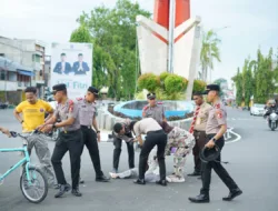 Di Tengah Baksos, 7 Siswa Polisi Tunjukkan Aksi Kemanusiaan di Bone