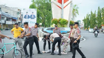 Di Tengah Baksos, 7 Siswa Polisi Tunjukkan Aksi Kemanusiaan di Bone