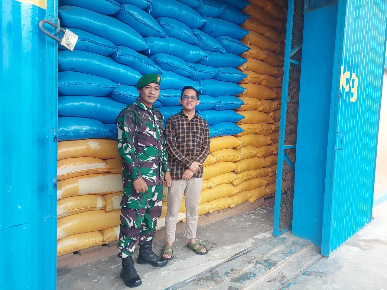 Piket Koramil Polut Rutin Pantau Gudang Bulog, Stok Beras Takalar Dipastikan Aman 1 Stok Beras Takalar Dipastikan Aman