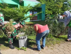 Babinsa di Takalar Gerak Cepat Ajak Warga Bersihkan Selokan, Antisipasi Banjir di Musim Hujan